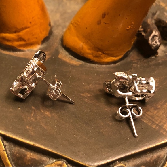 Adorable bow earrings in sterling silver. adsorbs - Picture 3 of 3